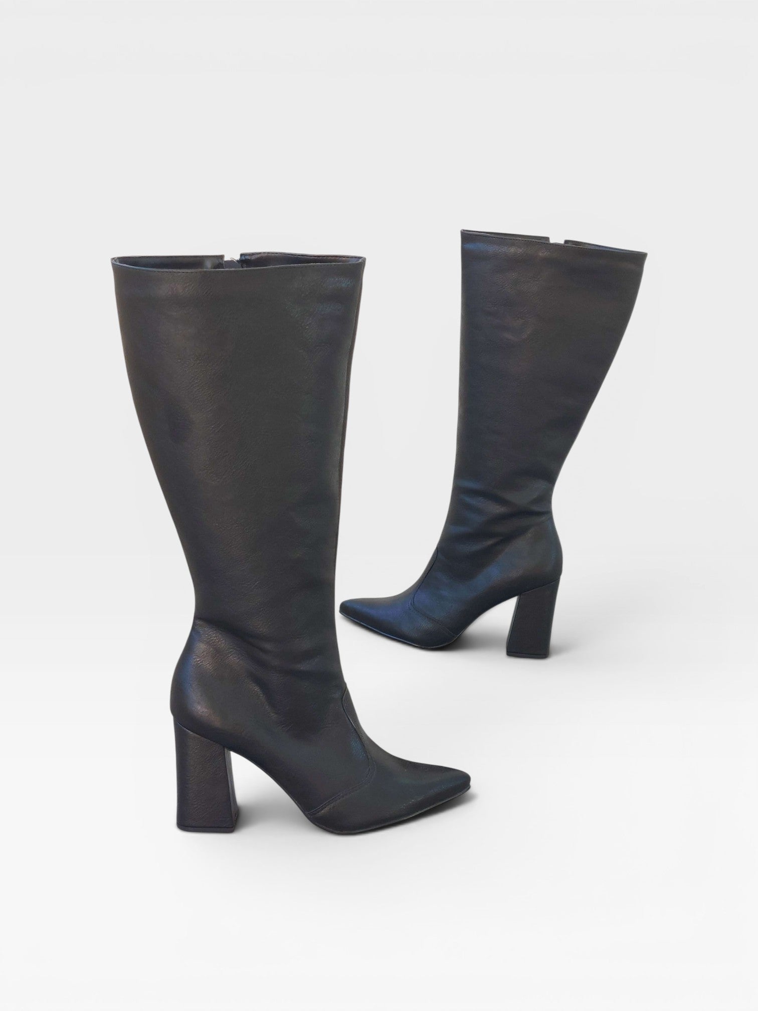 Bota Vicenza cano longo preta em napa destroyed com salto bloco de 9cm, disponível na Beyou Shoes