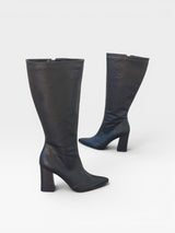 Bota Vicenza cano longo preta em napa destroyed com salto bloco de 9cm, disponível na Beyou Shoes