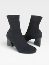 Bota Beyou Shoes Vienna preta em tecido tipo malha com salto bloco, design moderno e cano médio.