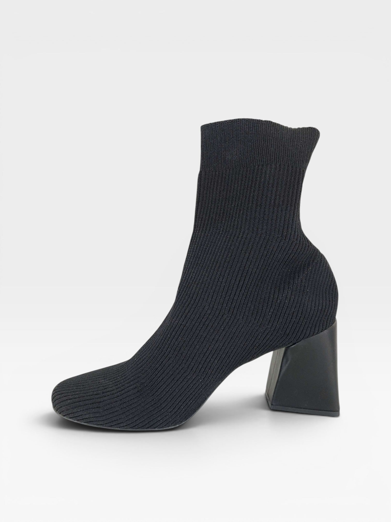 Bota Beyou Shoes Vienna preta em tecido tipo malha com salto bloco, design moderno e elegante.