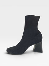 Bota Beyou Shoes Vienna preta em tecido tipo malha com salto bloco, design moderno e elegante.