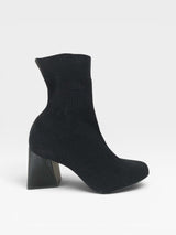 Bota Beyou Shoes Vienna preta em tecido de malha com salto bloco, design moderno e elegante