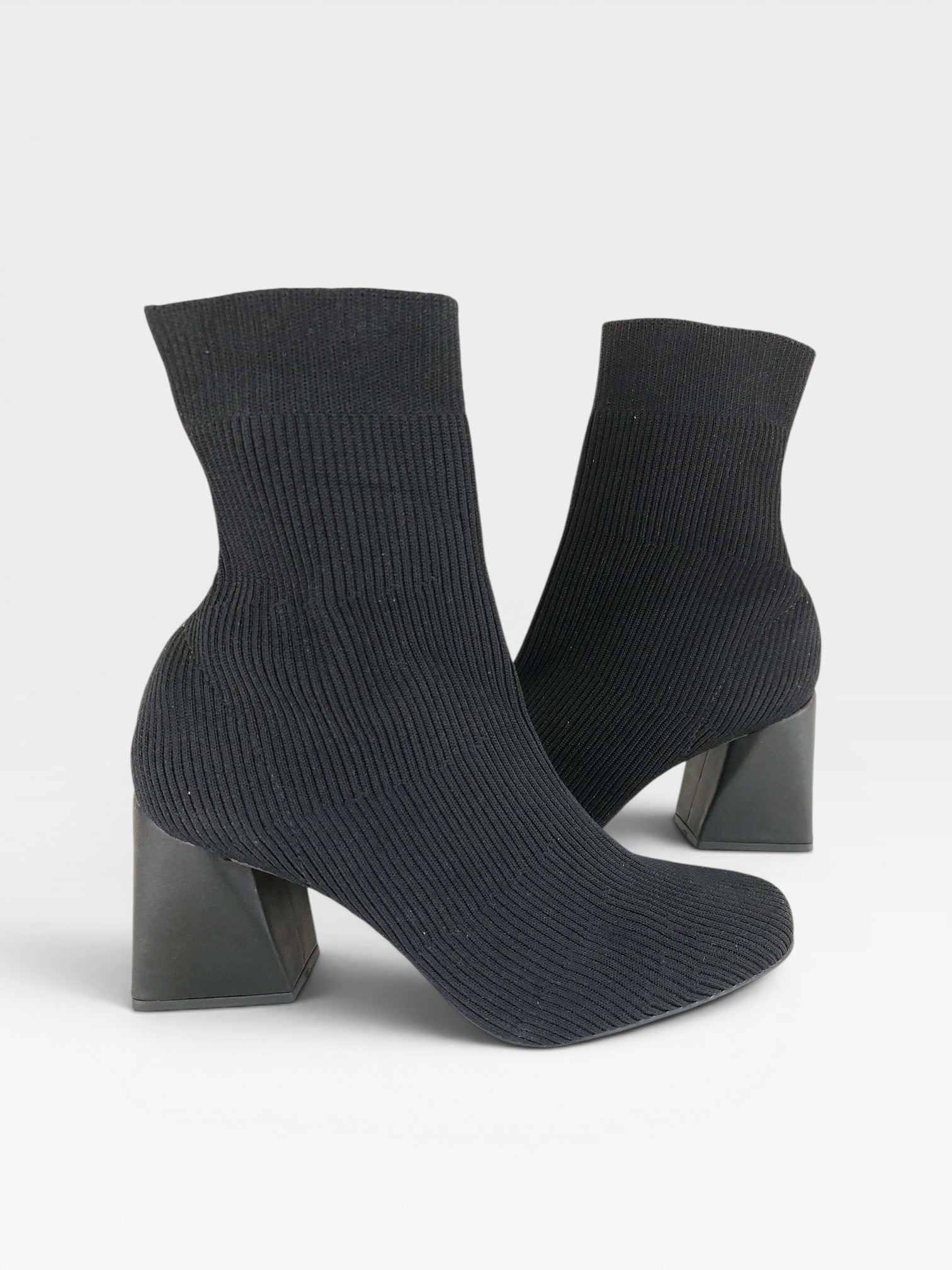 Bota Beyou Shoes Vienna preta em tecido tipo malha com cano curto e salto bloco moderno