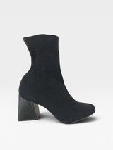 Bota Beyou Shoes Vienna preta em tecido tipo malha com salto bloco estruturado e cano médio