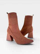 Bota Beyou Shoes Zurich em tecido knit caramelo com salto geométrico de 8,5 cm e cano ajustável