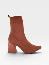 Bota Beyou Shoes modelo Zurich em tecido knit cor caramelo com salto bloco estruturado de 8,5 cm