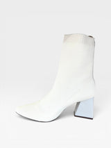 Bota Beyou Shoes Zurich em knit off white com cano ajustável e salto geométrico de 8,5 cm