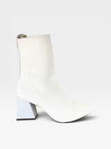 Bota Beyou Shoes Zurich em knit off white com cano ajustável e salto geométrico de 8,5 cm