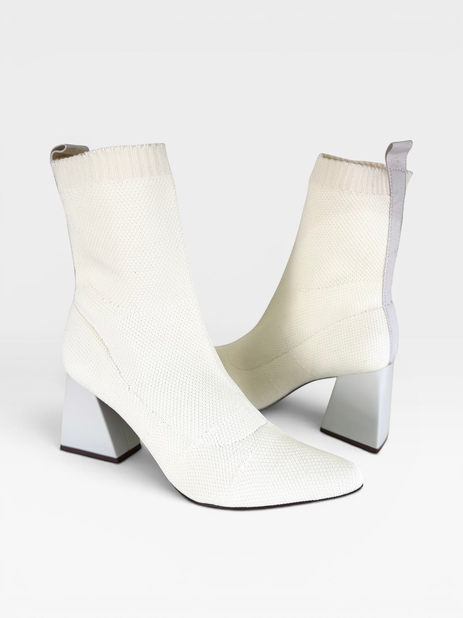 Bota Beyou Shoes Zurich em tecido knit off white com salto bloco estruturado de 8,5 cm e puxador traseiro