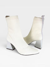 Bota Beyou Shoes Zurich em tecido knit off white com salto bloco estruturado de 8,5 cm e puxador traseiro