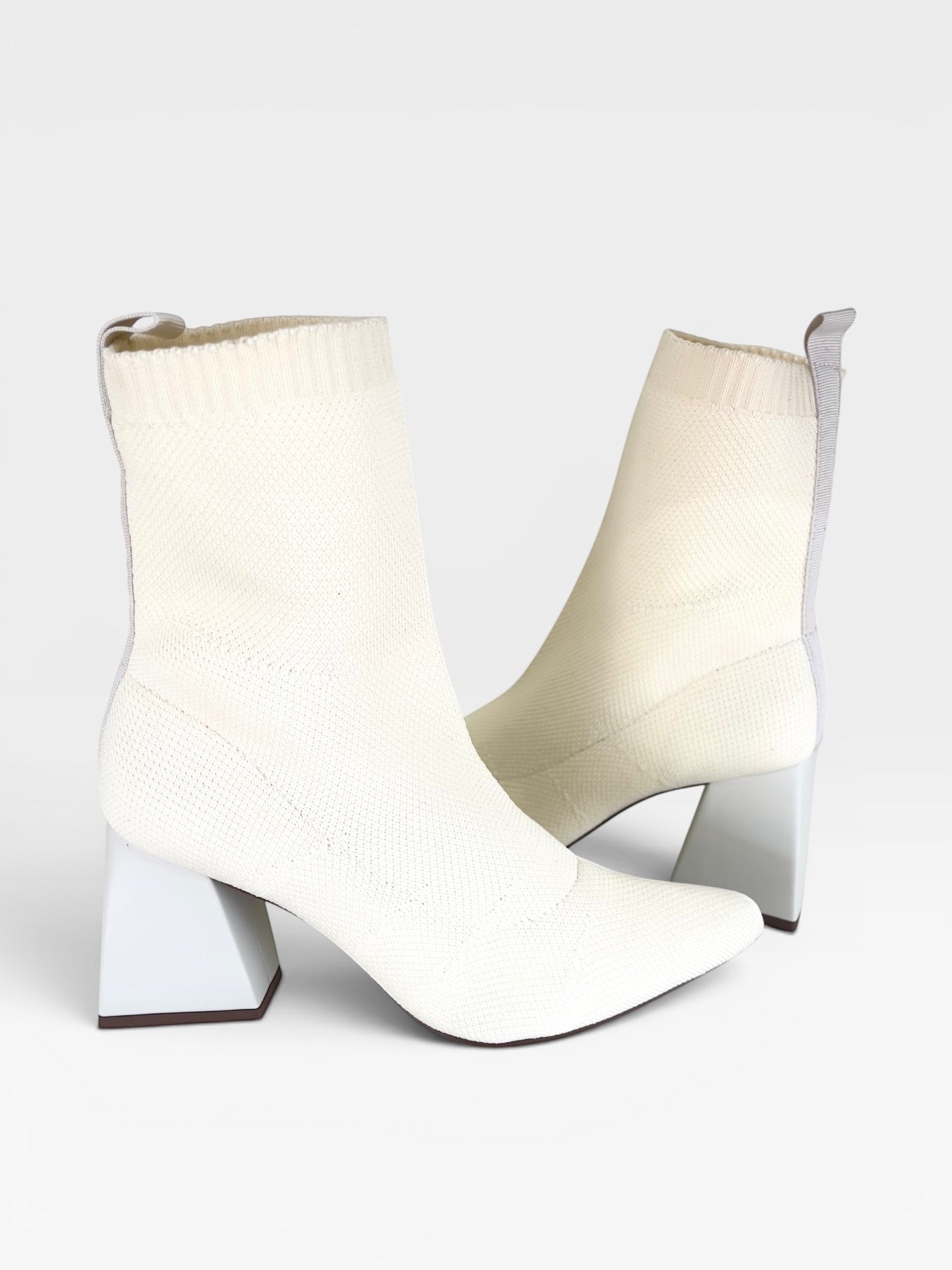 Bota Beyou Shoes Zurich em tecido knit off white com salto geométrico de 8,5 cm e design ajustável ao pé