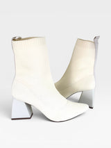 Bota Beyou Shoes Zurich em tecido knit off white com salto geométrico de 8,5 cm e design ajustável ao pé