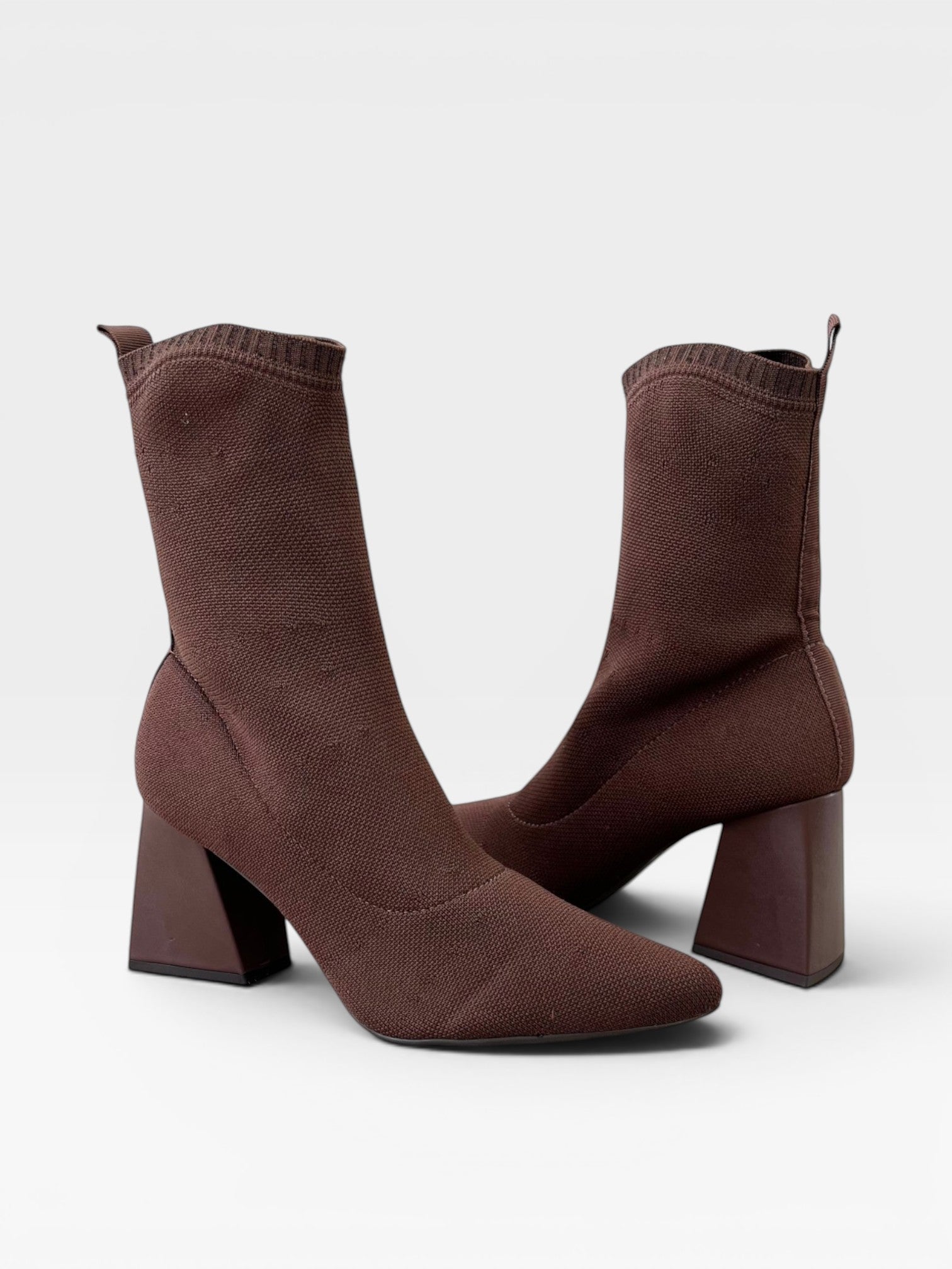 Bota Beyou Shoes Zurich marrom em tecido knit com salto bloco de 8,5 cm e design estruturado e flexível.