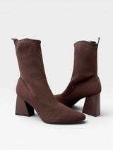 Bota Beyou Shoes Zurich marrom em tecido knit com salto bloco de 8,5 cm e design estruturado e flexível.