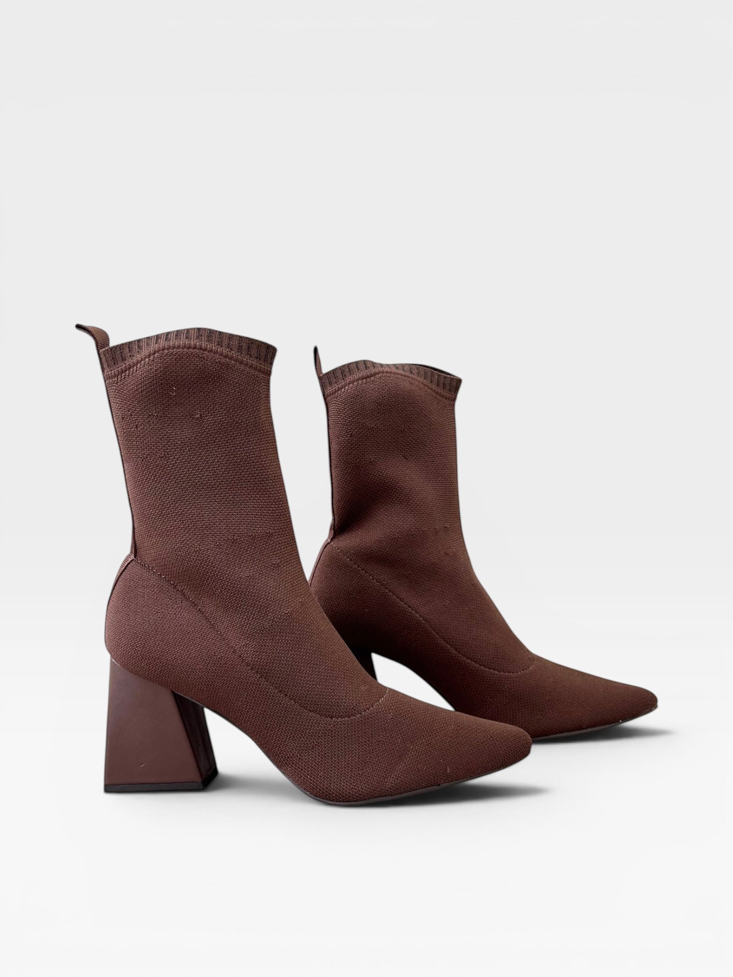 Bota Beyou Shoes Zurich marrom em tecido knit com salto bloco de 8,5 cm e design ajustável ao pé.
