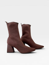 Bota Beyou Shoes Zurich marrom em tecido knit com salto bloco de 8,5 cm e design ajustável ao pé.