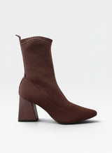 Bota Beyou Shoes Zurich marrom em tecido knit com salto bloco de 8,5 cm e design ajustável ao pé