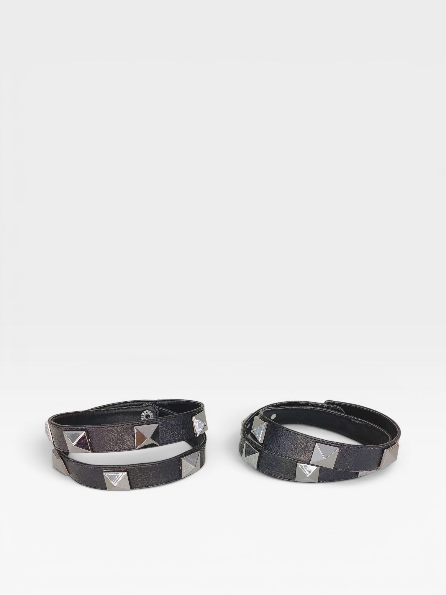 Cinta preta Beyou Shoes com spikes ônix para botas, acessório de estilo moderno e marcante.