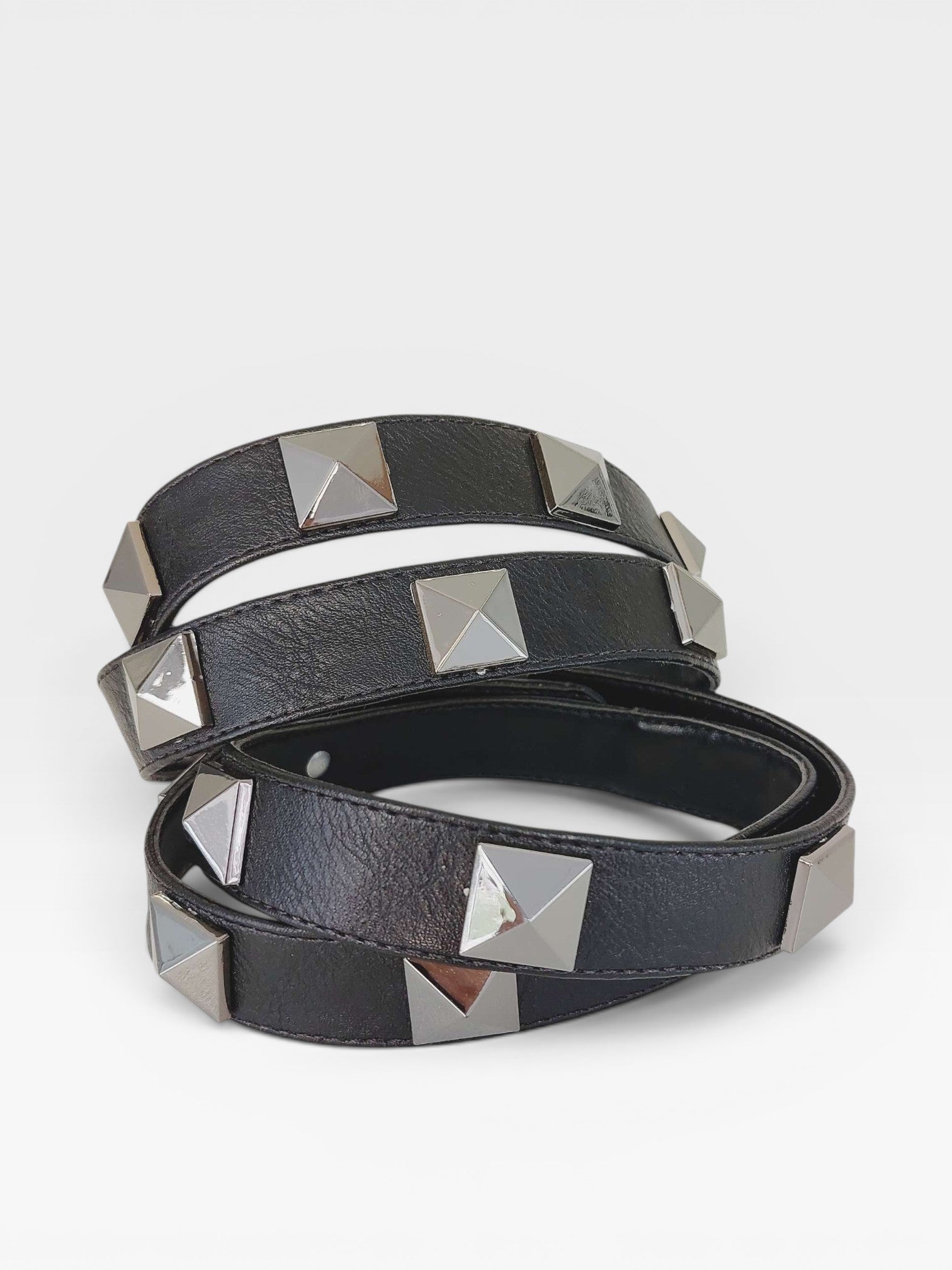 Cinta preta Beyou Shoes com spikes ônix, acessório decorativo para botas em material sintético resistente.