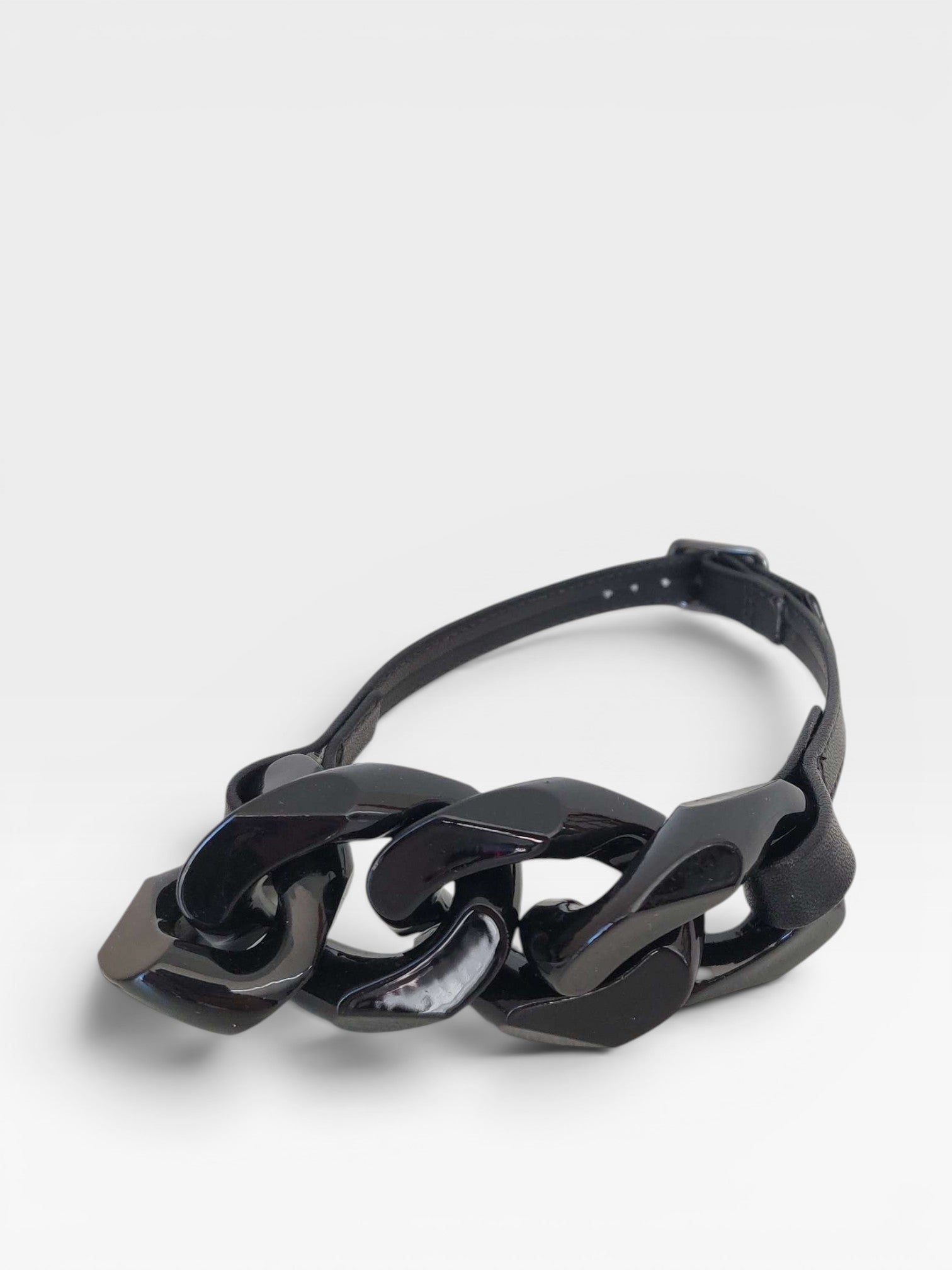 Acessório de corrente preta com cinta ajustável para botas Beyou Shoes, design moderno em elos grandes brilhantes.