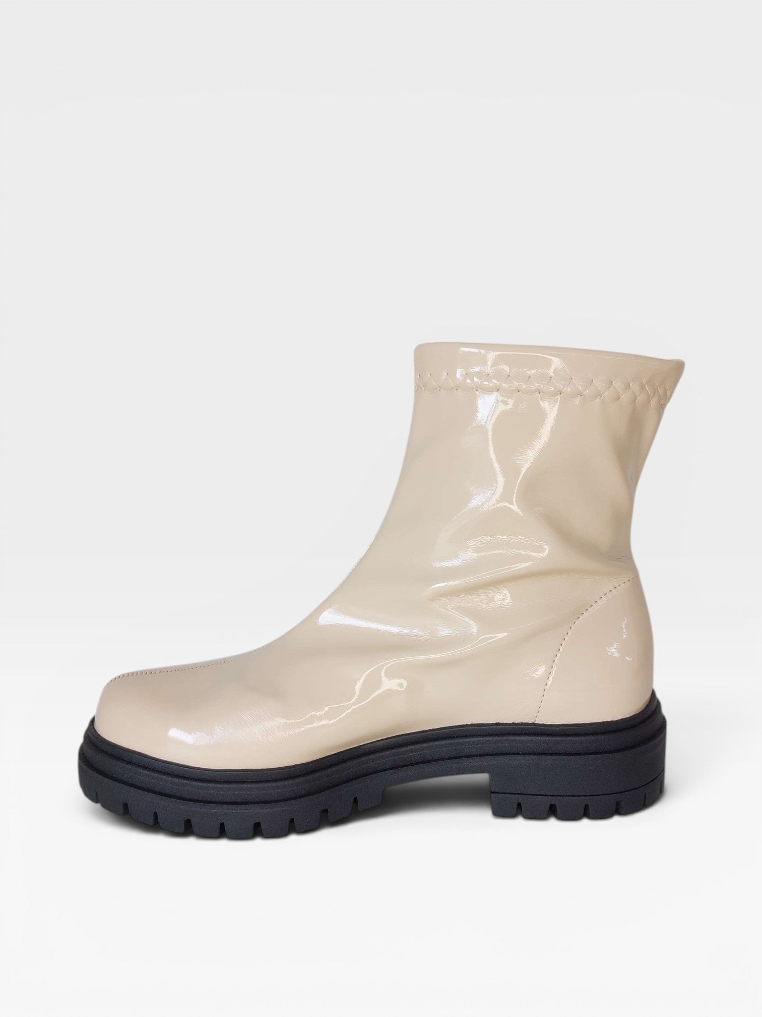 Coturno Beyou Shoes Brooklyn na cor bistrô, feito em napa stretch com detalhe em knit e solado tratorado preto.
