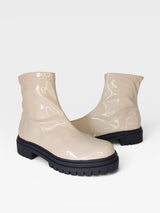 Coturno Beyou Shoes Brooklyn na cor bistrô, feito em napa stretch com acabamento brilhante e solado tratorado preto.