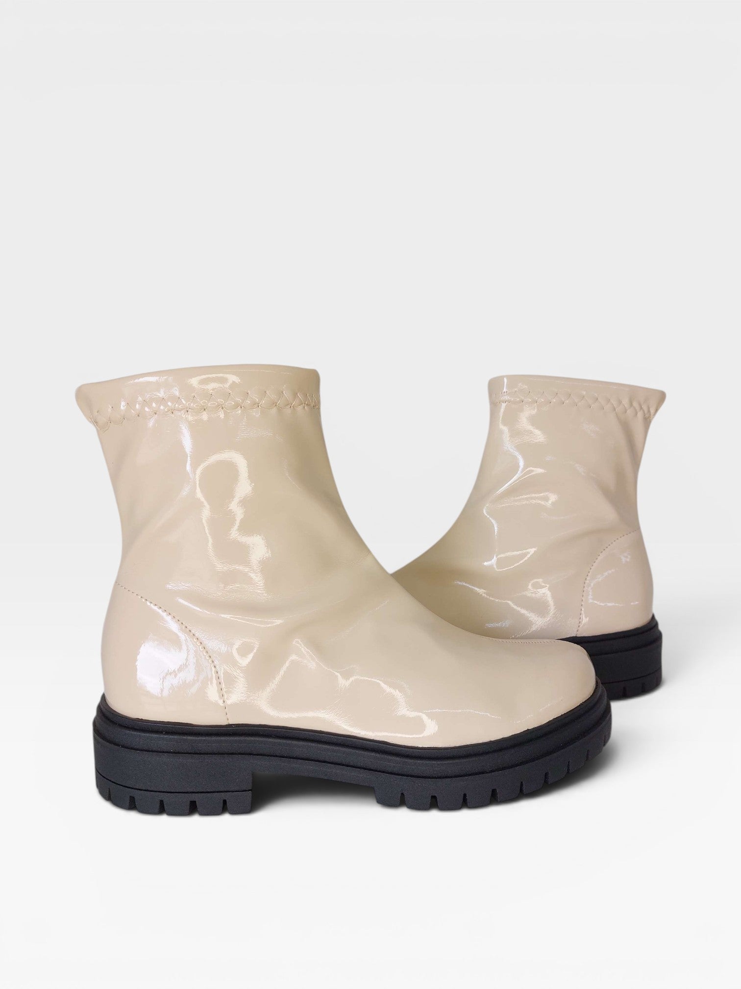 Coturno Beyou Shoes Brooklyn na cor bistrô, feito em napa stretch com detalhe em knit e solado tratorado preto.