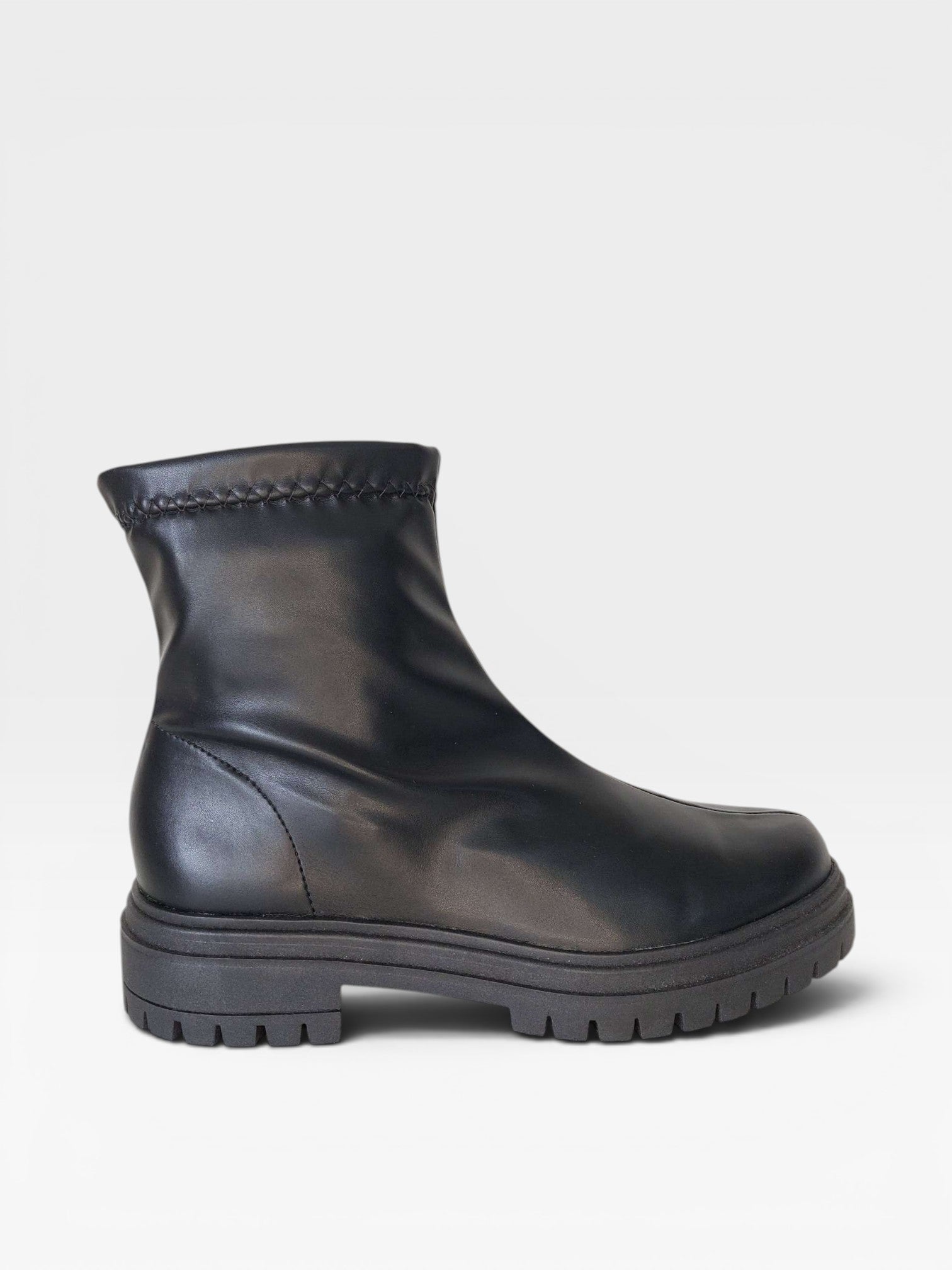 Coturno Beyou Shoes Brooklyn preto em napa stretch com detalhe em knit e solado tratorado