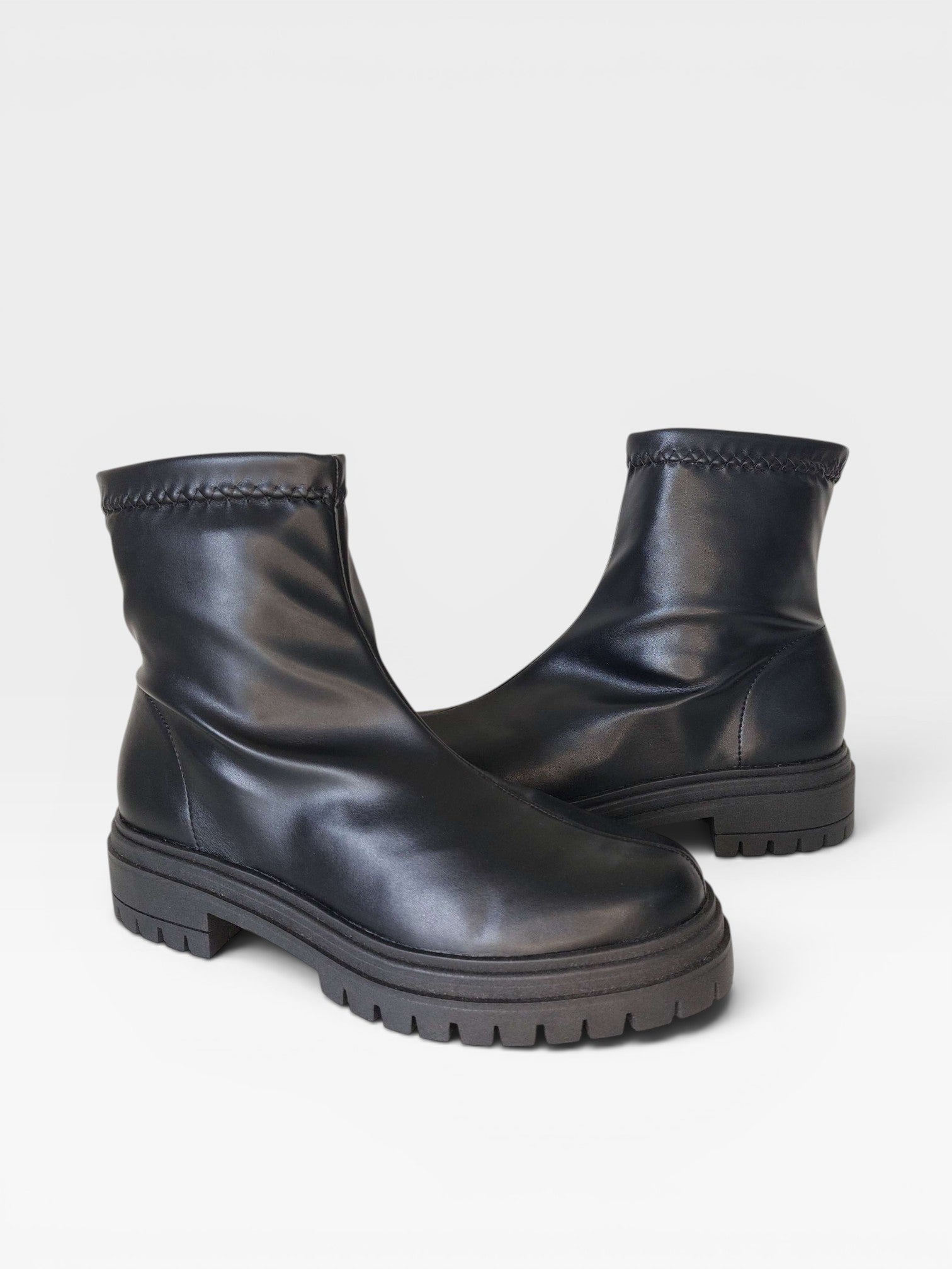 Coturno Beyou Shoes Brooklyn preto em napa stretch com detalhe em knit e solado tratorado
