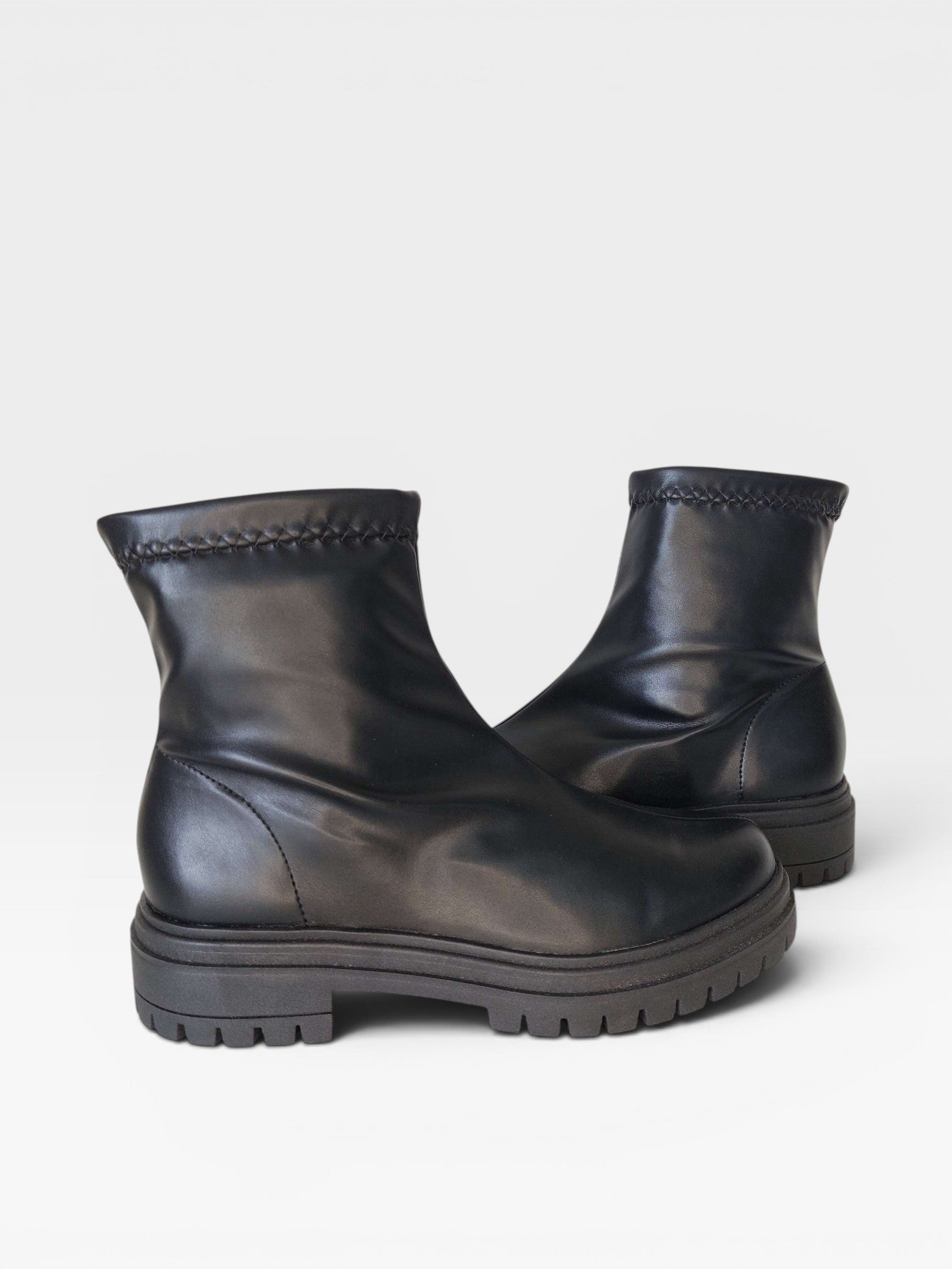 Coturno Brooklyn Beyou Shoes preto em napa stretch com detalhe em knit e solado tratorado