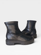 Coturno Brooklyn Beyou Shoes preto em napa stretch com detalhe em knit e solado tratorado