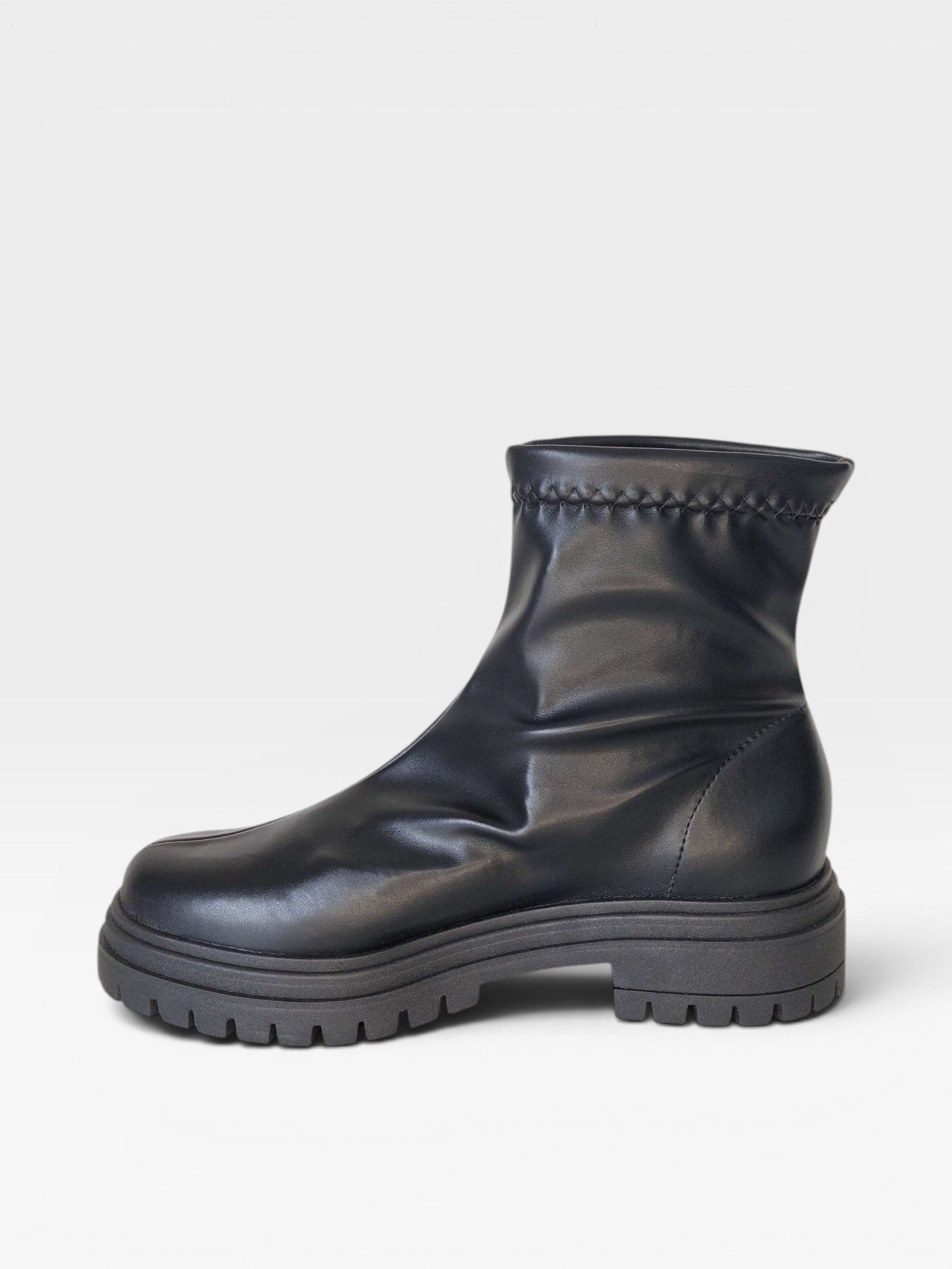 Coturno Beyou Shoes Brooklyn preto em napa stretch com detalhe em knit e solado tratorado