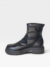 Coturno Beyou Shoes Brooklyn preto em napa stretch com detalhe em knit e solado tratorado