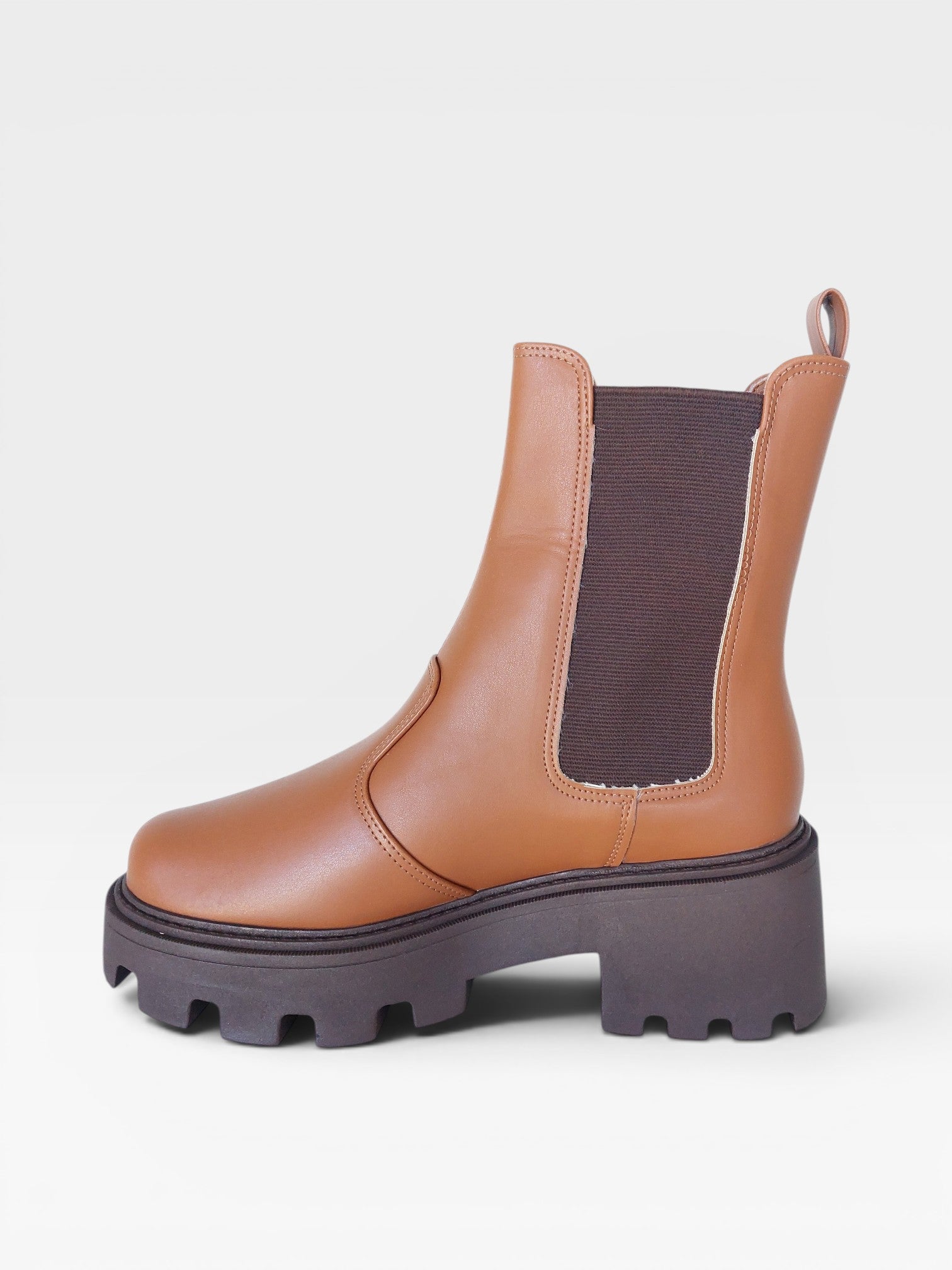 Coturno Beyou Shoes Cambridge caramelo em napa com solado tratorado marrom e elástico lateral