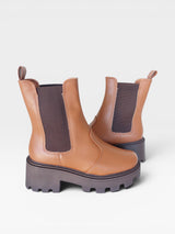Coturno Cambridge Beyou Shoes caramelo em napa com solado tratorado marrom e elásticos laterais