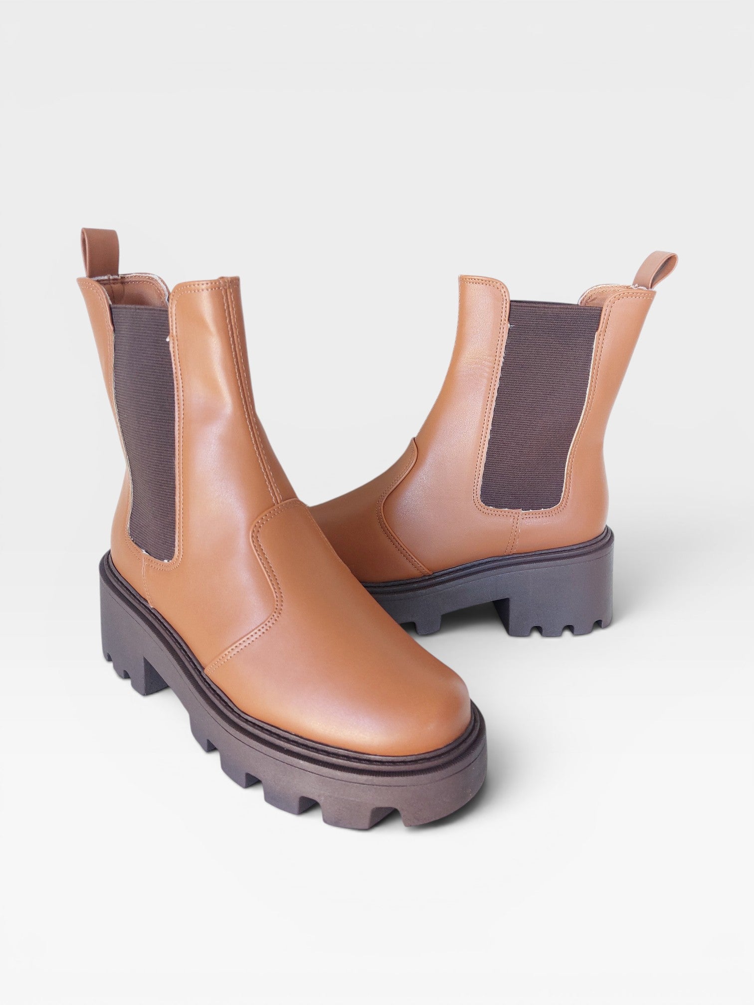 Coturno Beyou Shoes Cambridge caramelo em napa com solado tratorado marrom e elásticos laterais