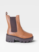 Coturno Beyou Shoes Cambridge caramelo em napa com solado tratorado marrom e elástico lateral