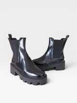 Coturno Beyou Shoes Cambridge preto em napa com solado tratorado e elásticos laterais estilo chelsea