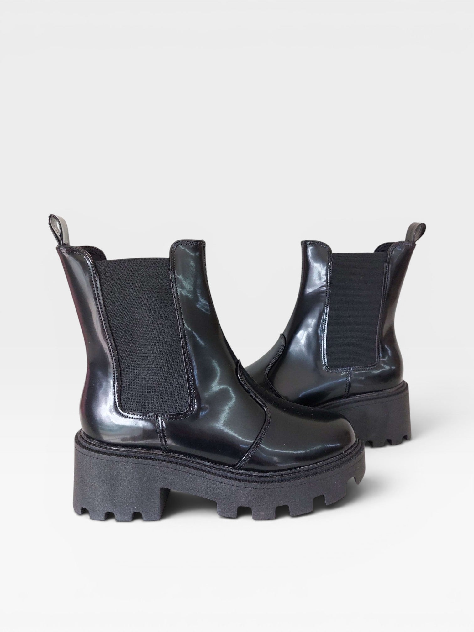 Coturno Beyou Shoes Cambridge preto em napa com solado tratorado e elásticos laterais estilo chelsea