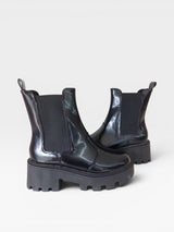 Coturno Beyou Shoes Cambridge preto em napa com solado tratorado e elásticos laterais estilo chelsea