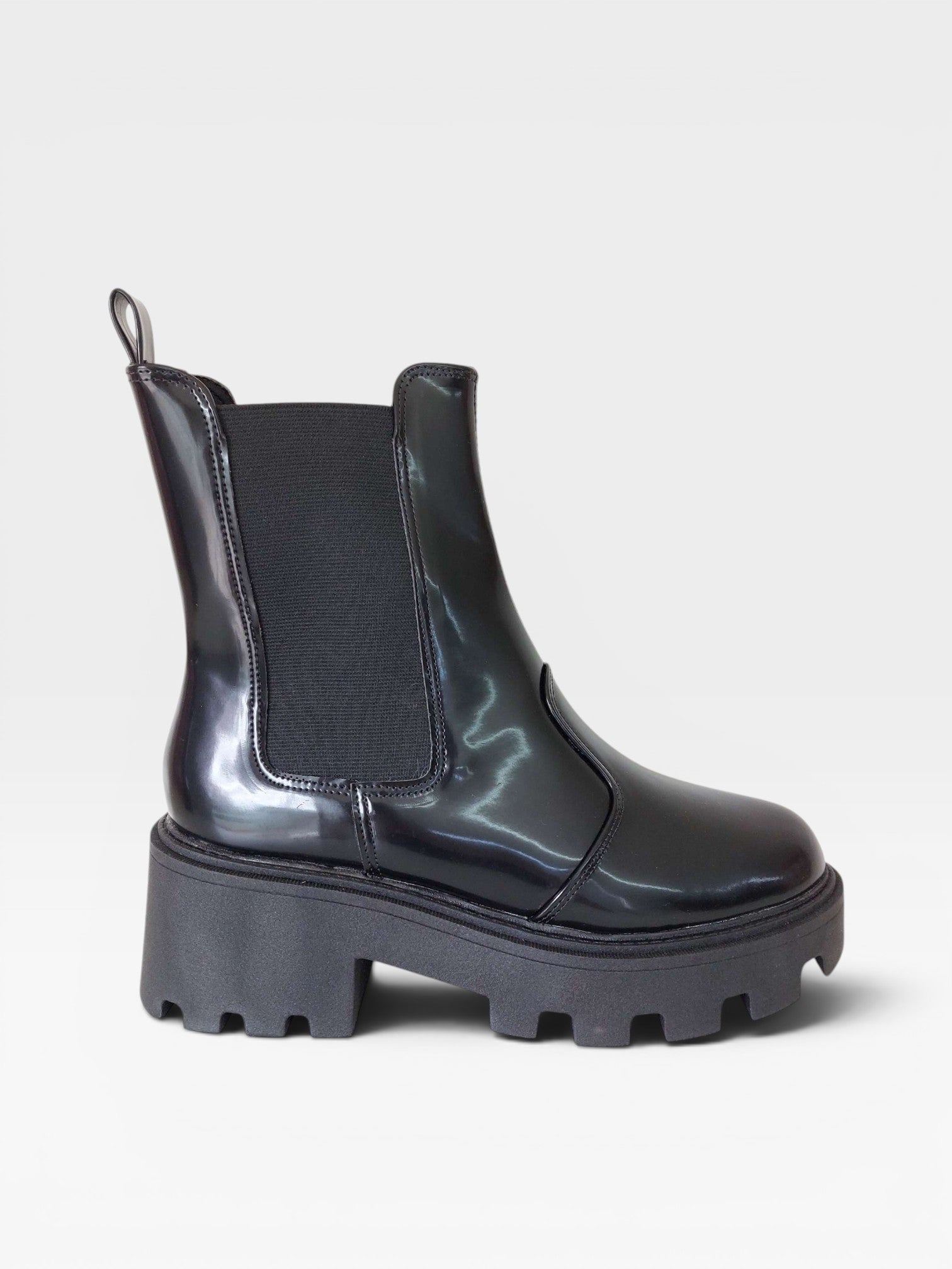 Coturno Beyou Shoes Cambridge preto em napa com solado tratorado e elástico lateral
