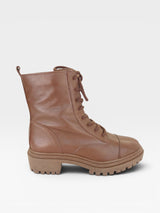 Coturno Beyou Shoes Phoenix em couro caramelo com solado tratorado e amarração por cadarços, vista lateral