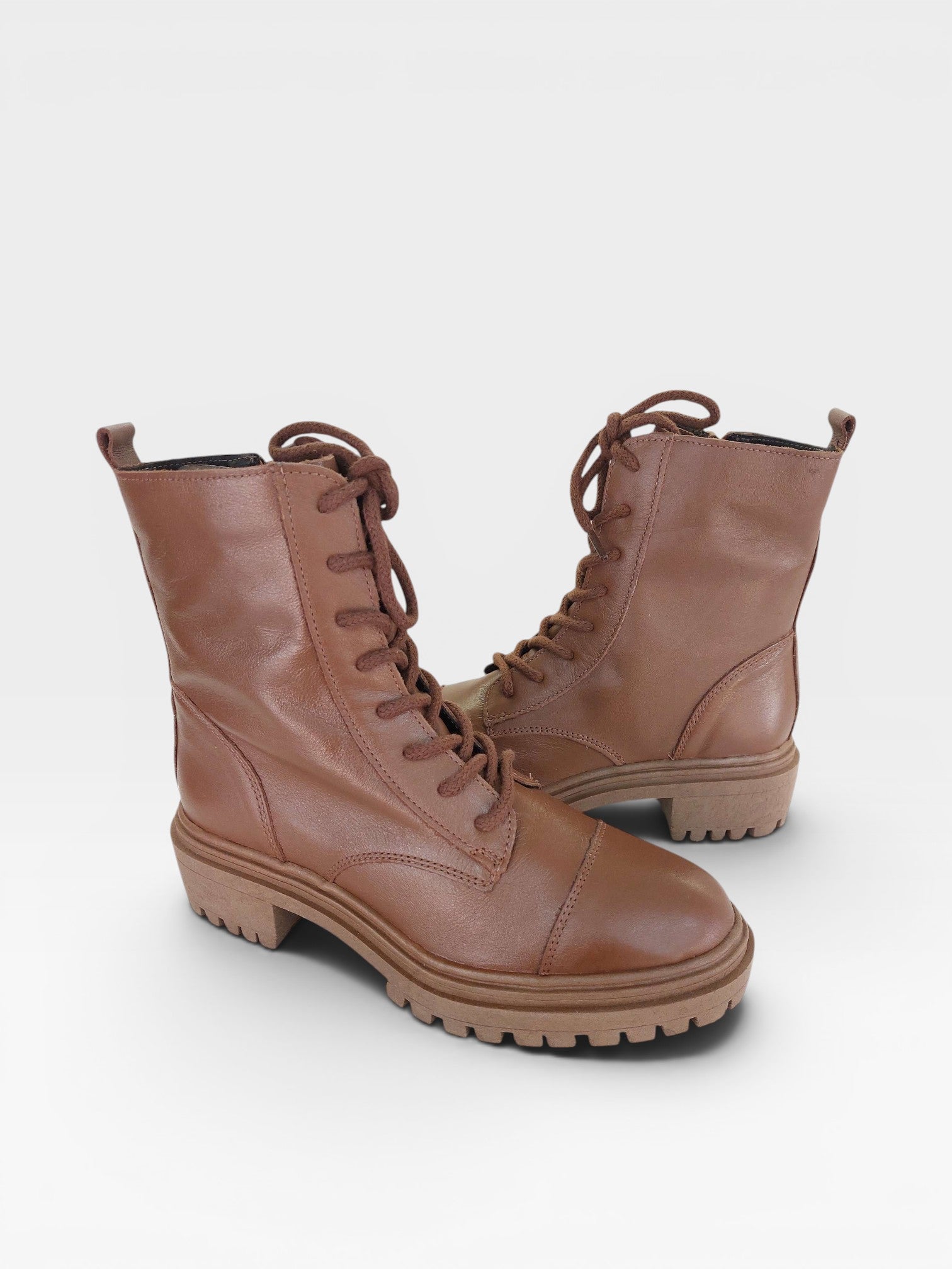 Coturno Beyou Shoes Phoenix caramelo em couro natural com solado tratorado e amarração por cadarços