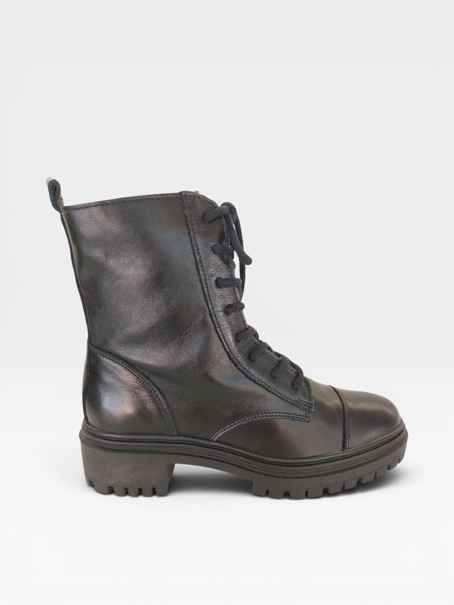 Coturno Beyou Shoes Phoenix em couro preto com solado tratorado e amarração por cadarços