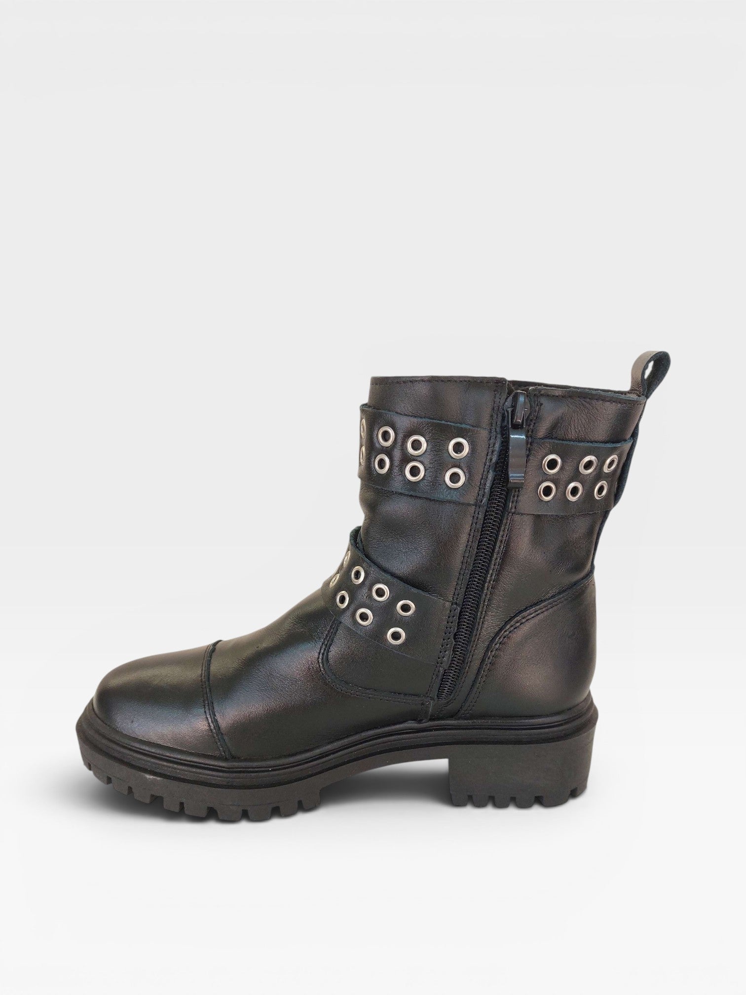 Coturno tratorado Beyou Shoes Houston em couro preto com fivelas e ilhoses metálicos, estilo robusto e moderno.