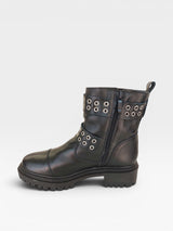 Coturno tratorado Beyou Shoes Houston em couro preto com fivelas e ilhoses metálicos, estilo robusto e moderno.