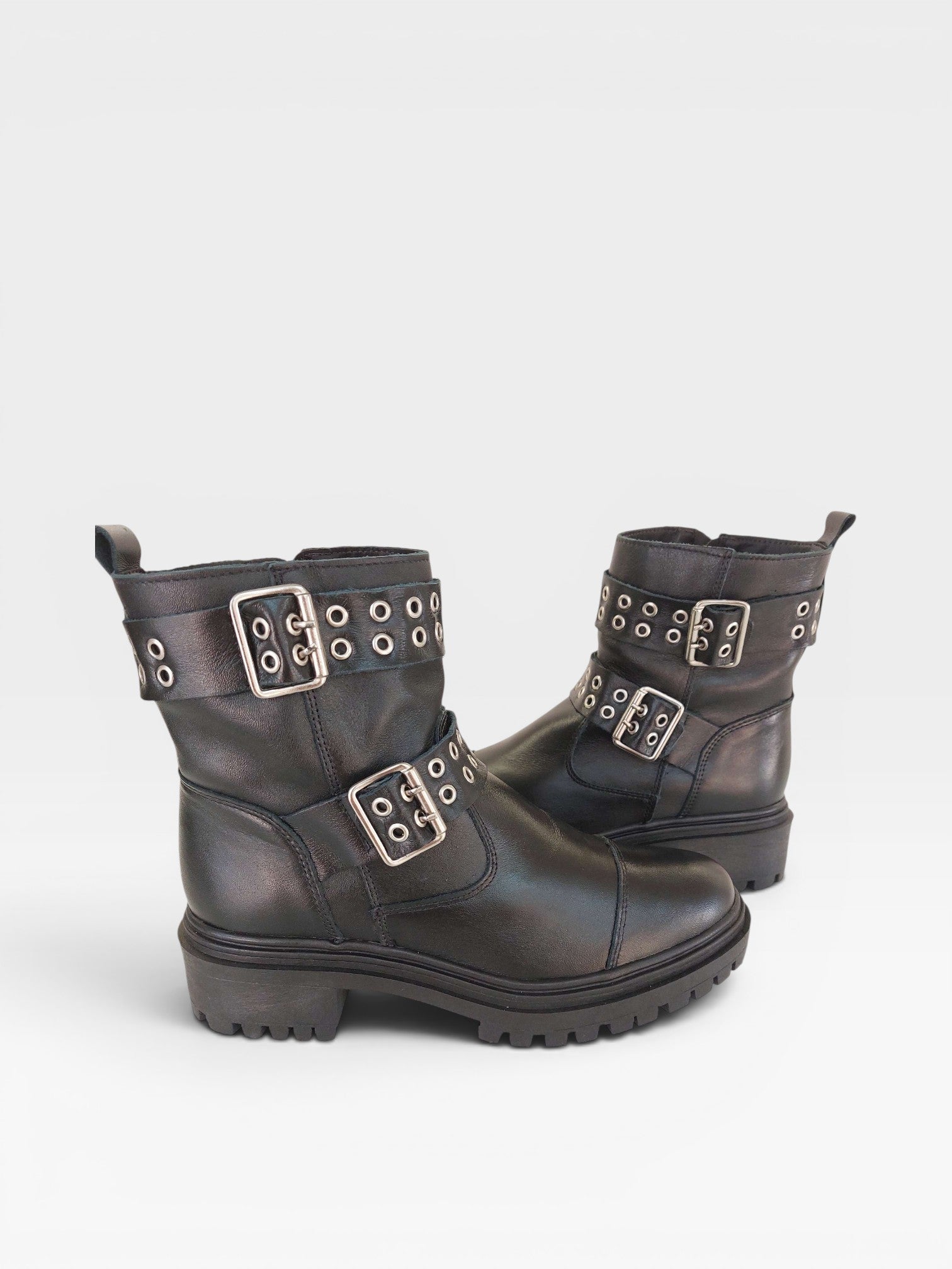 Coturno tratorado Beyou Shoes Houston em couro preto com fivelas metálicas e solado robusto