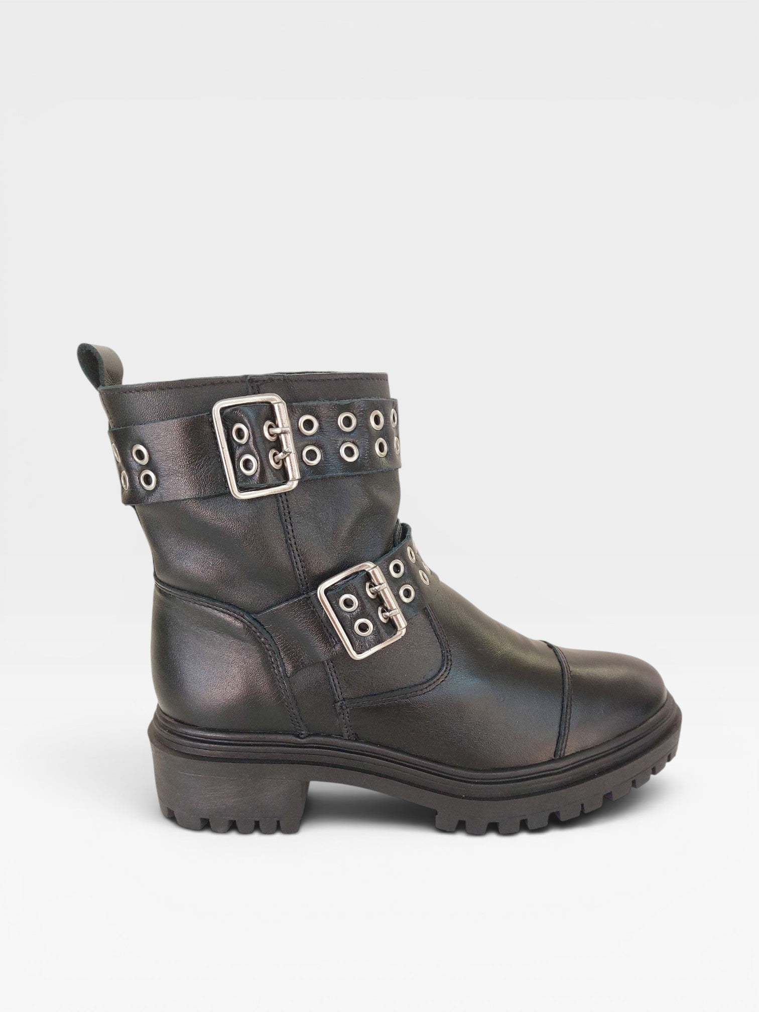 Coturno Beyou Shoes Houston preto em couro com solado tratorado e detalhes de fivelas metálicas na lateral