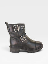Coturno Beyou Shoes Houston preto em couro com solado tratorado e detalhes de fivelas metálicas na lateral