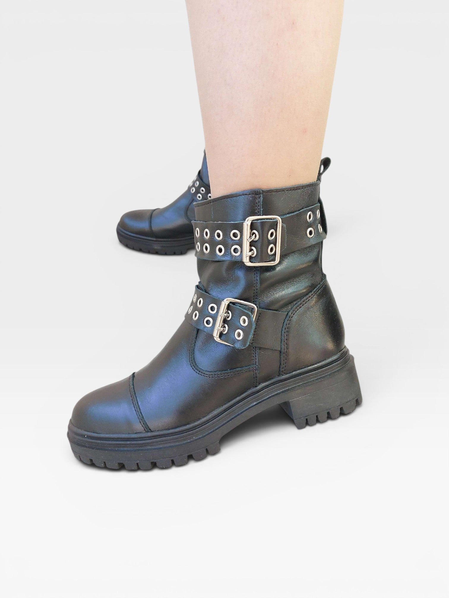 Coturno Beyou Shoes Houston preto em couro com solado tratorado e tiras com fivelas prateadas no tornozelo